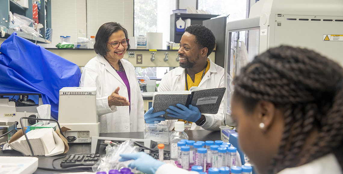 students in lab with Mitzi Nagarkatti, Ph.D. 