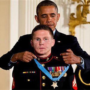 Kyle Carpenter receives Medal of Honor from President Obama